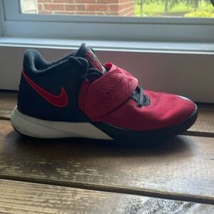 Kyrie flytrap 3 red and black size 5 nike